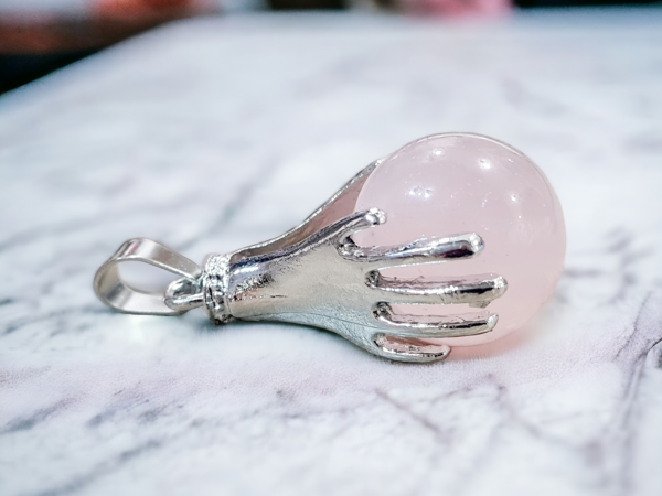 pendentif quartz rose main